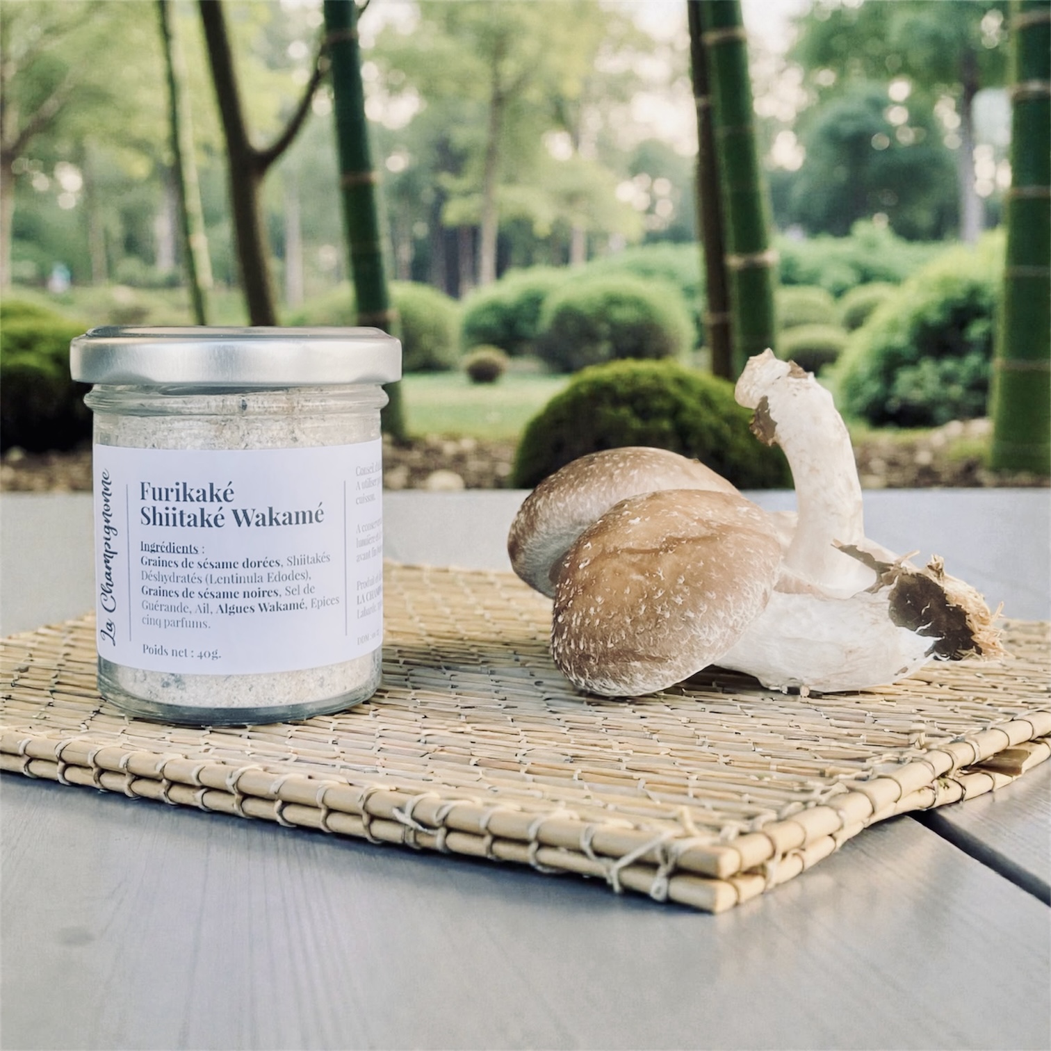 Pot de furikaké et shiitakés frais sur natte