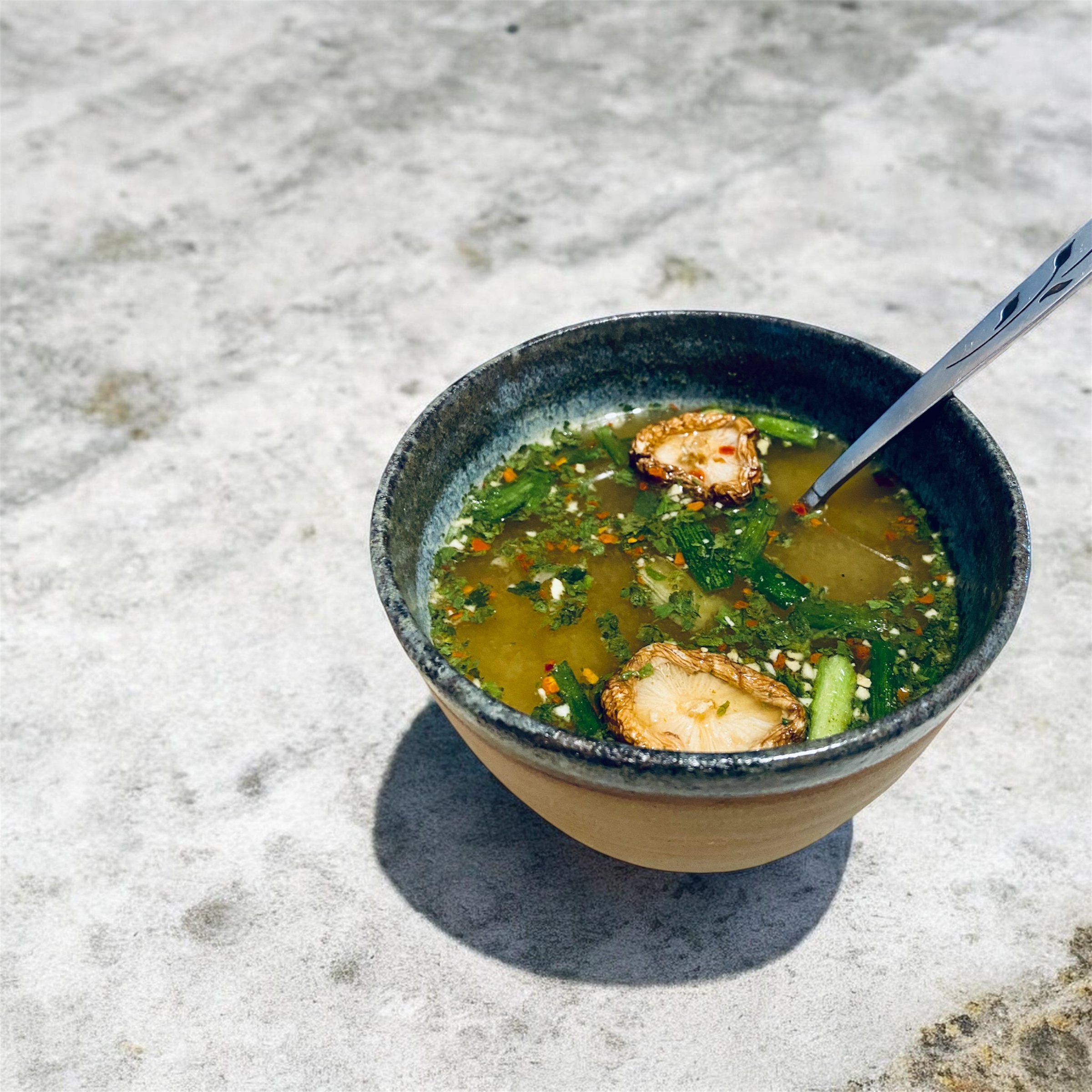 Bol de soupe miso avec shiitakés et légumes