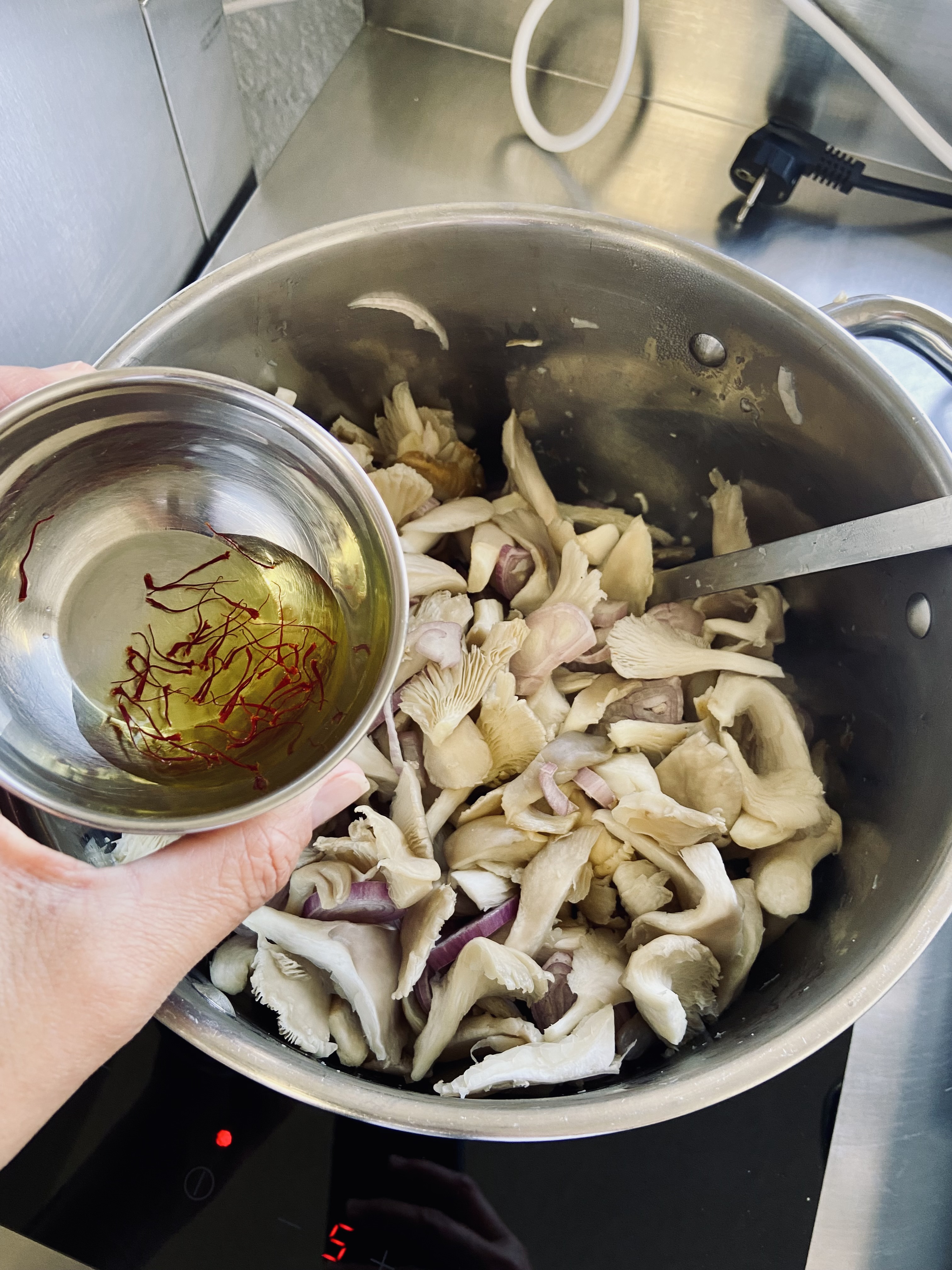 Pleurotes en cuisson pour préparation de bocaux à la crème safranée